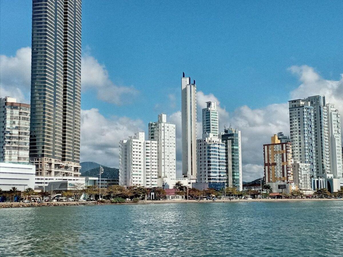3 Suites Linda Vista Da Orla De Bc A 50M Da Praia - Somente Familiares Balneario Camboriu Dış mekan fotoğraf